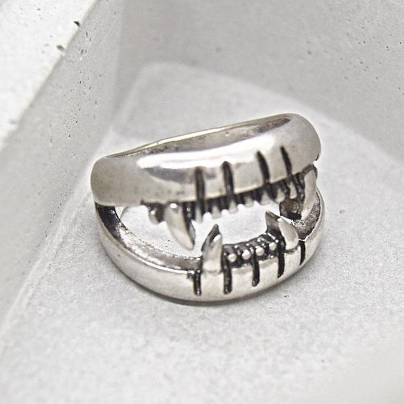 Vampire Fangs Ring - Picture 1 of 4